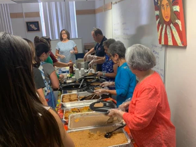 AROMAS Abuelitas and volunteers serving food to students